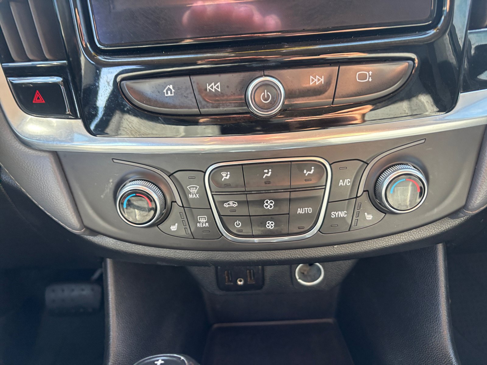 Used 2019 Chevrolet Traverse LT w/ LT Premium Package FWD image 17