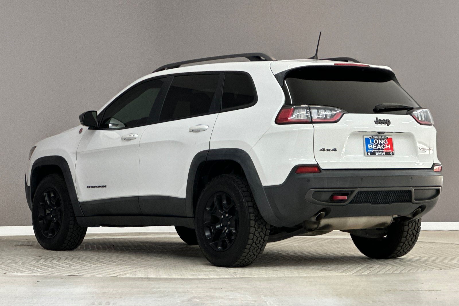 Used 2019 Jeep Cherokee Trailhawk AWD/4WD image 3