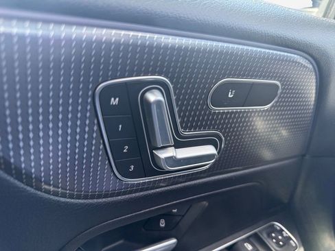 Used 2022 Mercedes-Benz GLB 250 4MATIC w/ Premium Package Lite image 12