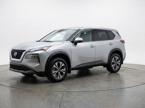Used 2025 Nissan Rogue SV image 3