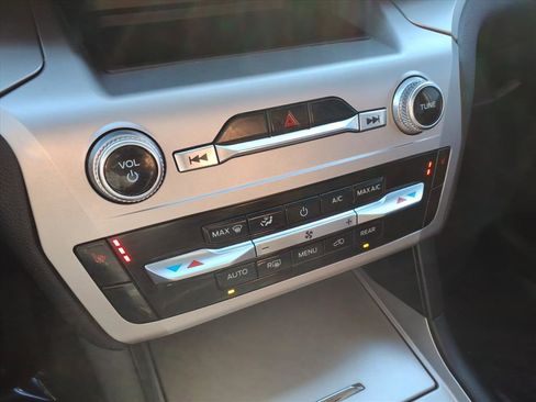 Used 2022 Ford Explorer XLT image 22