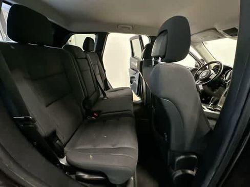 Used 2012 Jeep Grand Cherokee Laredo w/ Laredo E Group AWD/4WD image 21