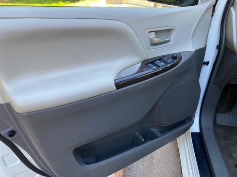 Used 2015 Toyota Sienna XLE Premium FWD image 25