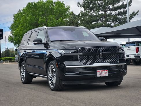 Used 2025 Lincoln Navigator Reserve AWD/4WD image 3