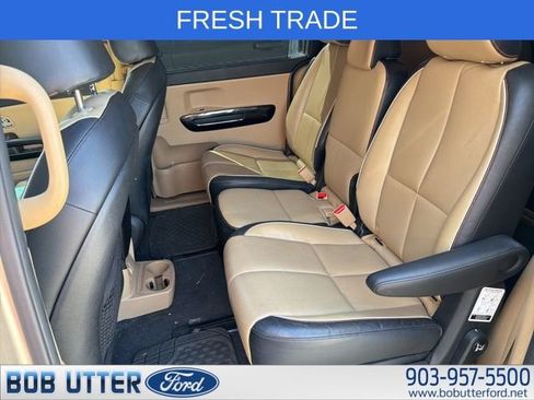 Used 2016 Kia Sedona EX image 4
