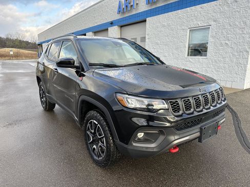 Used 2025 Jeep Compass Trailhawk AWD/4WD image 11