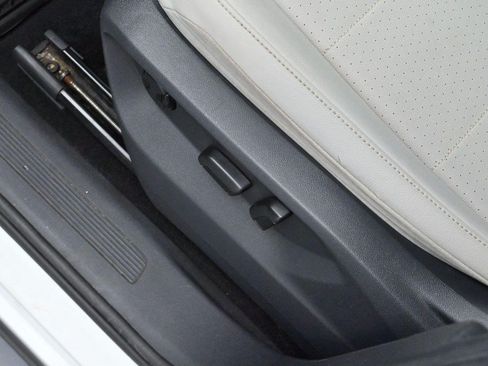Used 2019 Volkswagen Tiguan SEL FWD image 14