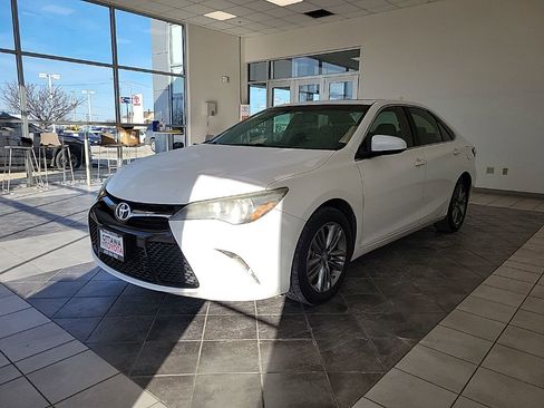 Used 2016 Toyota Camry SE image 2