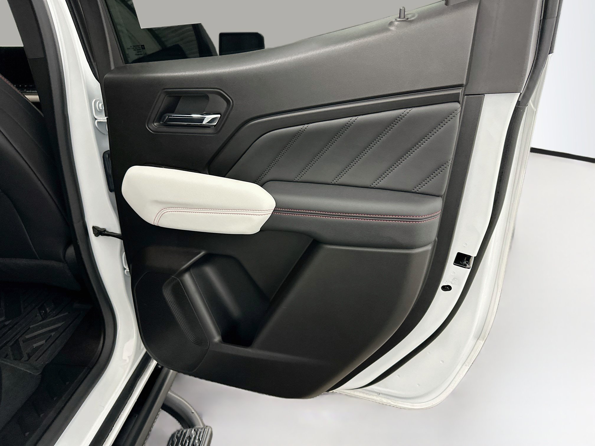 Used 2024 GMC Canyon AT4X AWD/4WD image 32