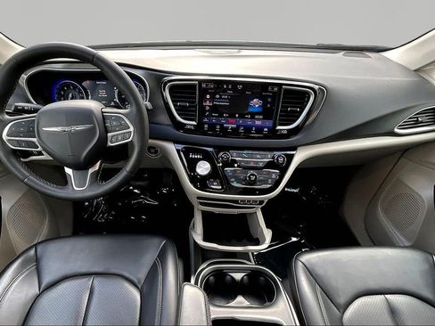 Used 2023 Chrysler Pacifica Touring-L FWD image 7
