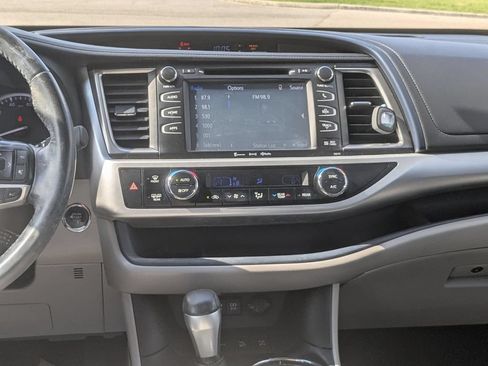 Used 2018 Toyota Highlander XLE w/ Carpet Mat Package (TMS) AWD/4WD image 26