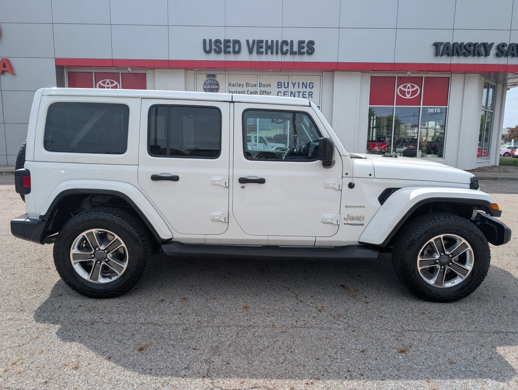 Used 2018 Jeep Wrangler Unlimited Sahara AWD/4WD image 9