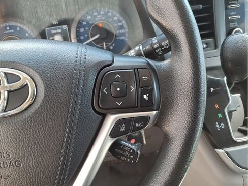 Used 2020 Toyota Sienna L FWD image 17