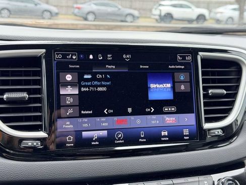 Used 2023 Chrysler Pacifica Touring-L FWD image 19