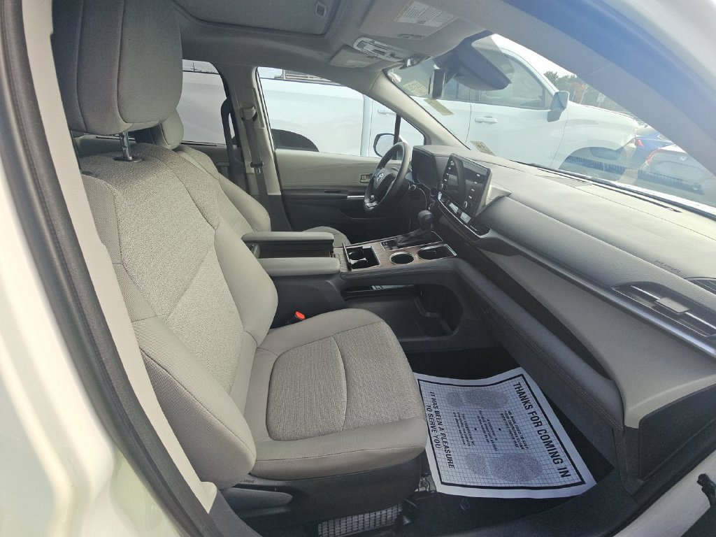Used 2023 Toyota Sienna LE w/ LE Plus Package AWD/4WD image 7