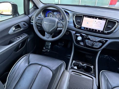 Used 2025 Chrysler Pacifica Limited FWD image 21