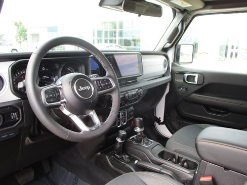 Used 2025 Jeep Wrangler Unlimited Sahara AWD/4WD image 16