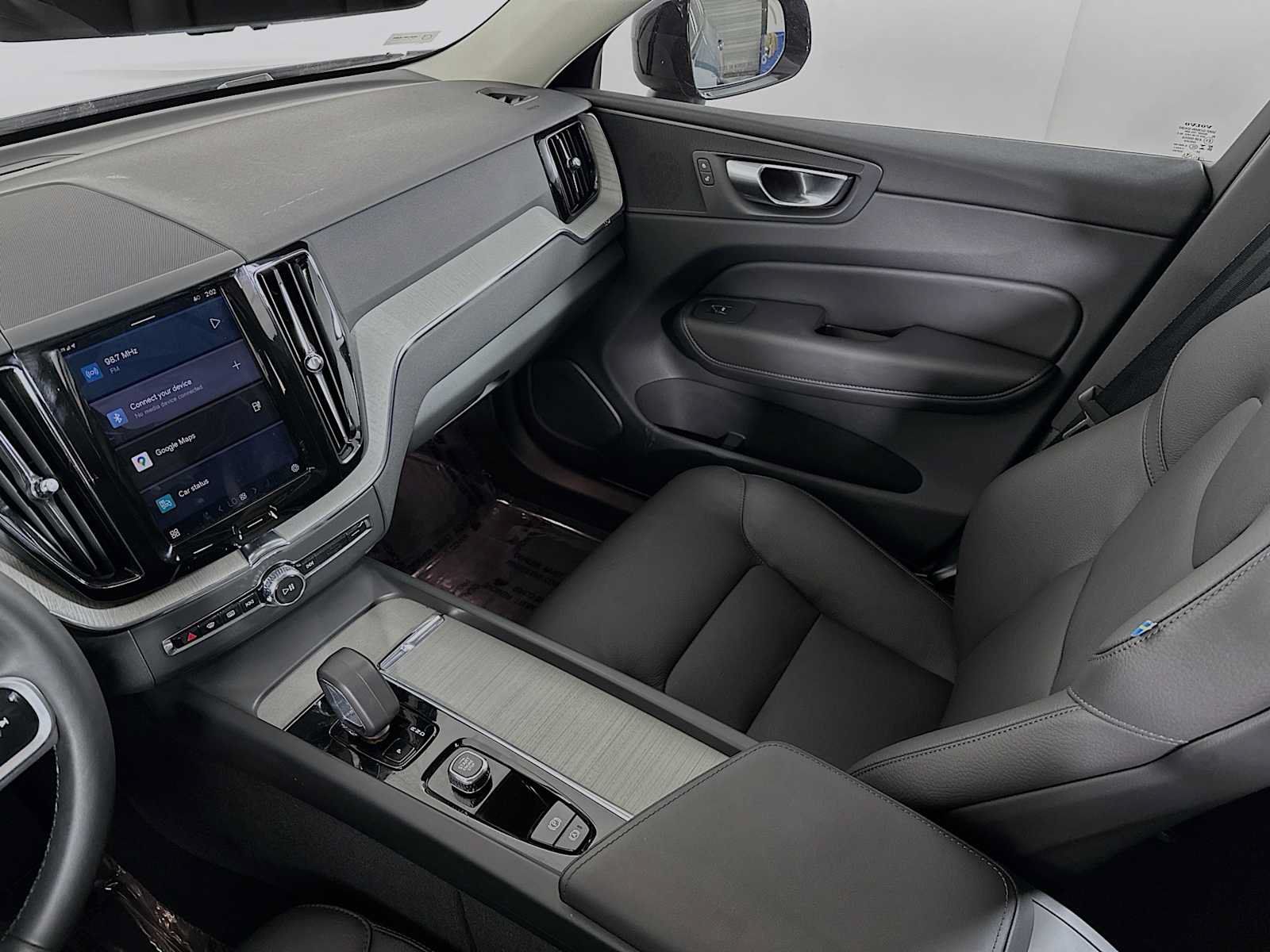 Certified 2025 Volvo XC60 T8 Plus w/ Protection Package Premier AWD/4WD image 22