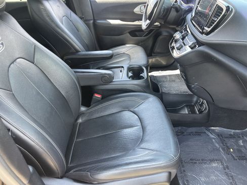 Used 2021 Chrysler Pacifica Touring-L w/ Premium & Safety Sphere Group FWD image 10