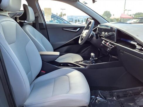Certified 2025 Kia Niro EX image 10
