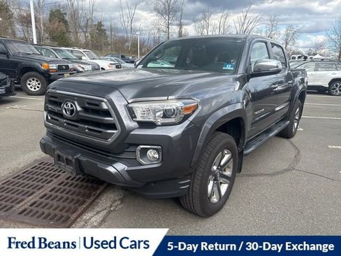 Used 2016 Toyota Tacoma Limited w/ Towing Package image 17