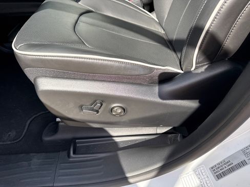Used 2026 Chrysler Pacifica Limited FWD image 15