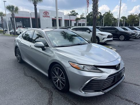 Used 2021 Toyota Camry XLE w/ Navigation Package FWD image 2