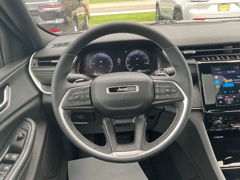 Used 2023 Jeep Grand Cherokee Altitude AWD/4WD image 11
