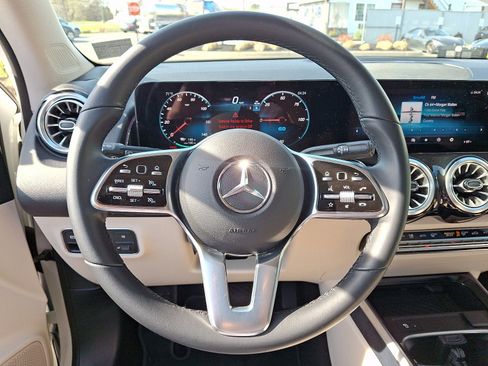 Used 2023 Mercedes-Benz EQB 300 4MATIC image 19