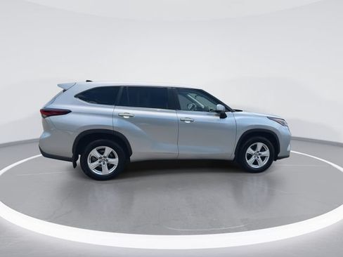 Used 2024 Toyota Highlander LE AWD/4WD image 8