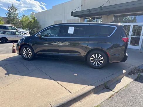 Used 2022 Chrysler Pacifica Touring-L w/ Uconnect Theater Family Group FWD image 9