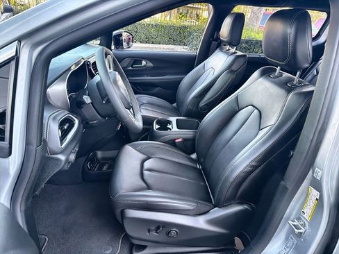 Used 2026 Chrysler Pacifica Select image 13
