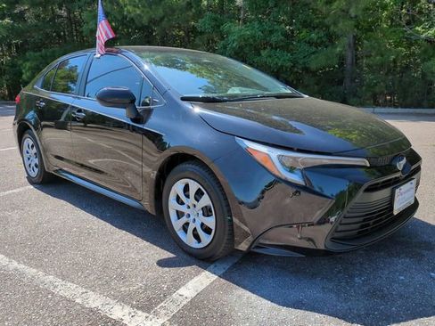 Used 2025 Toyota Corolla LE FWD image 2