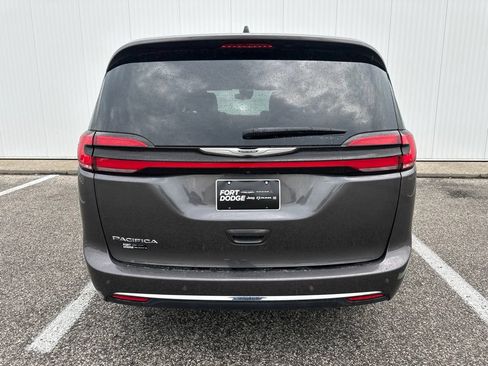 Used 2023 Chrysler Pacifica Touring-L FWD image 6