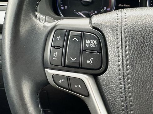 Used 2018 Toyota Highlander SE FWD image 27