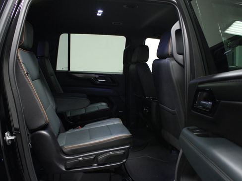 Used 2025 GMC Yukon XL AT4 AWD/4WD image 16