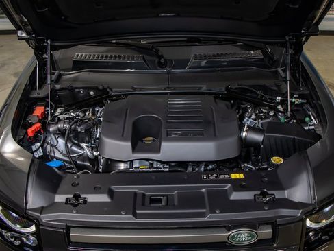 Certified 2025 Land Rover Defender 130 X-Dynamic SE image 5