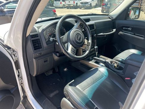 Used 2012 Jeep Liberty Limited AWD/4WD image 2
