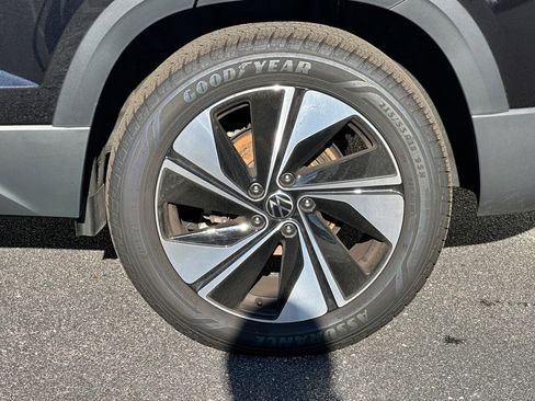 Used 2025 Volkswagen Taos SE w/ Panoramic Sunroof Package image 9