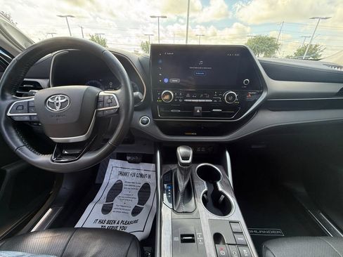 Used 2024 Toyota Highlander Limited FWD image 15