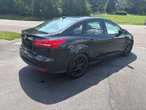 Used 2016 Ford Focus SE w/ Equipment Group 201A FWD image 2