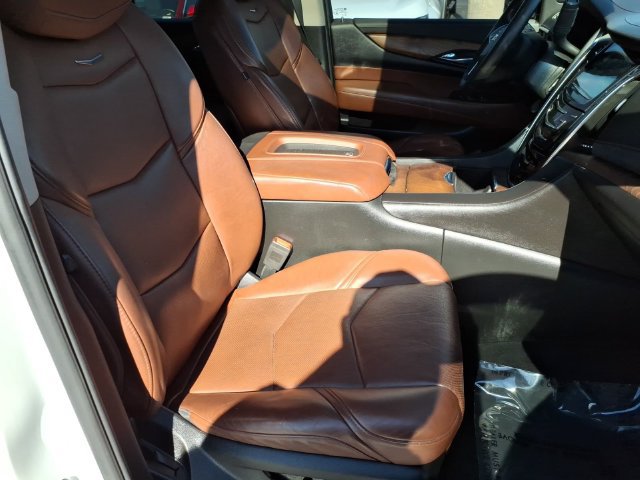 Used 2018 Cadillac Escalade Luxury AWD/4WD image 28