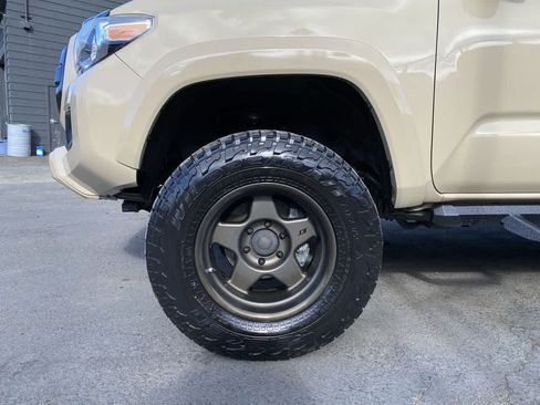 Used 2016 Toyota Tacoma TRD Sport w/ Towing Package AWD/4WD image 11