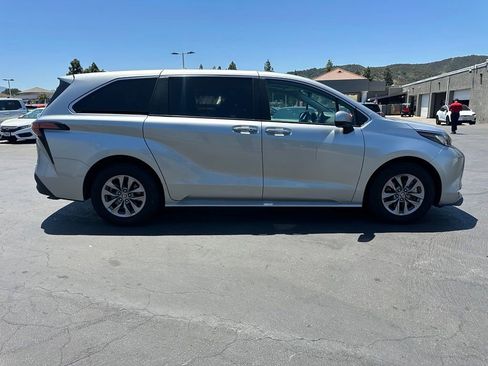Used 2022 Toyota Sienna XLE FWD image 7