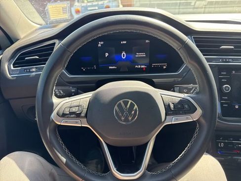 Used 2022 Volkswagen Tiguan SE w/ Panoramic Sunroof Package FWD image 6