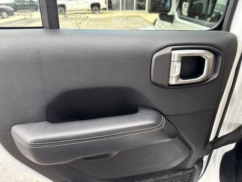 Used 2018 Jeep Wrangler Unlimited Sahara AWD/4WD image 14