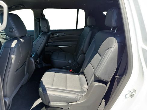 Used 2025 Chevrolet Traverse LT AWD/4WD image 16