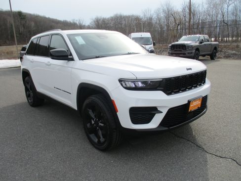 Used 2023 Jeep Grand Cherokee Altitude image 3
