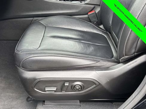 Used 2023 Jeep Grand Cherokee Limited w/ Black Appearance Package AWD/4WD image 5