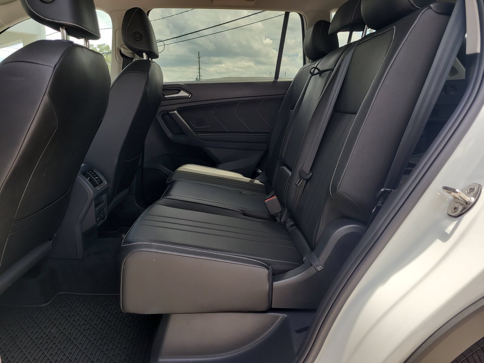 Used 2023 Volkswagen Tiguan SE FWD image 9
